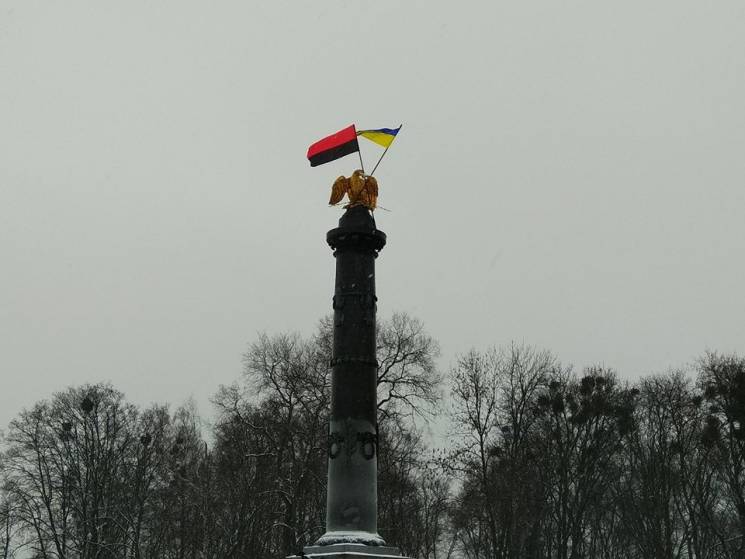 Полтавчане просят оставить флаг Украины и красно-черный флаг на Монументе Славы