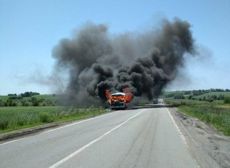 На Полтавщине на трассе загорелся автобус с пассажирами (фото)
