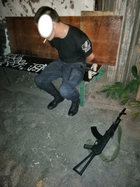 В Горишних Плавнях на улице задержали парня с оружием, похожим на автомат (фото)