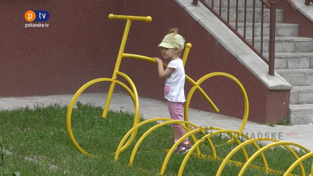 Под Полтавой жители сделали креативную велопарковку (фото)