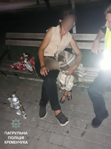 Кременчужанка ночью пила алкоголь во дворе, пока ее ребенок спал на лавке