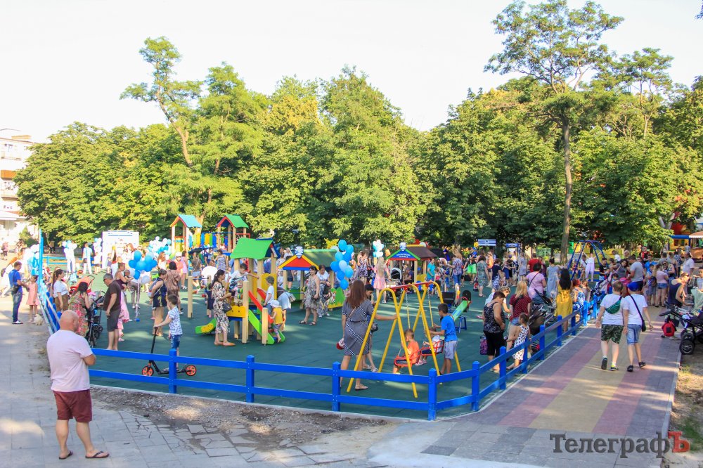 В Приднепровском парке Кременчуга открыли детскую площадку (фото)