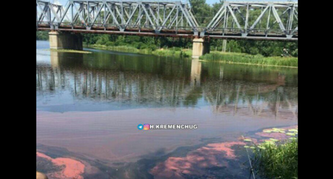 На Полтавщине речка стала розовой (фото)