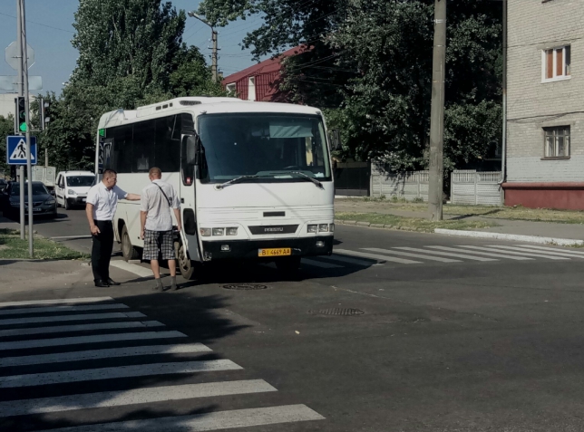 В Кременчуге вице-мэр остановил катившийся по улице автобус без водителя (видео)