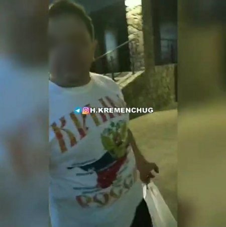 По Кременчугу разгуливал мужчина в футболке с надписью: "Крым - Россия" (видео)