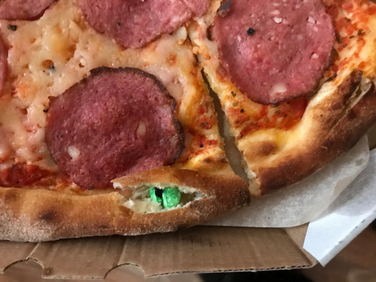 В Полтаве заключенному пытались передать пиццу с "сюрпризом" (фото)