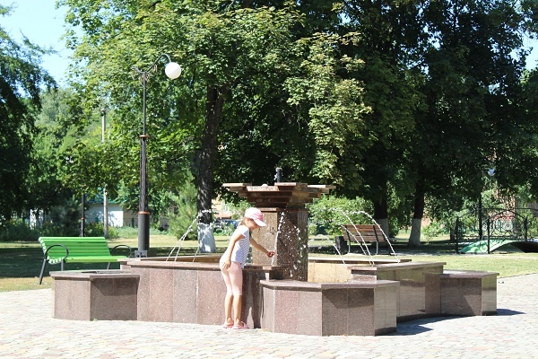 В Карловке заработал фонтан (фото)