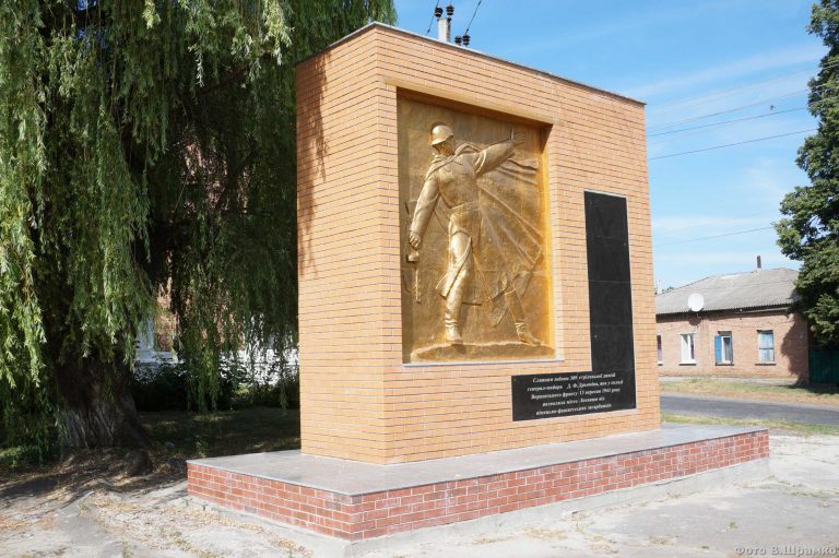 В Лохвице отреставрировали памятник воинам-освободителям (фото)