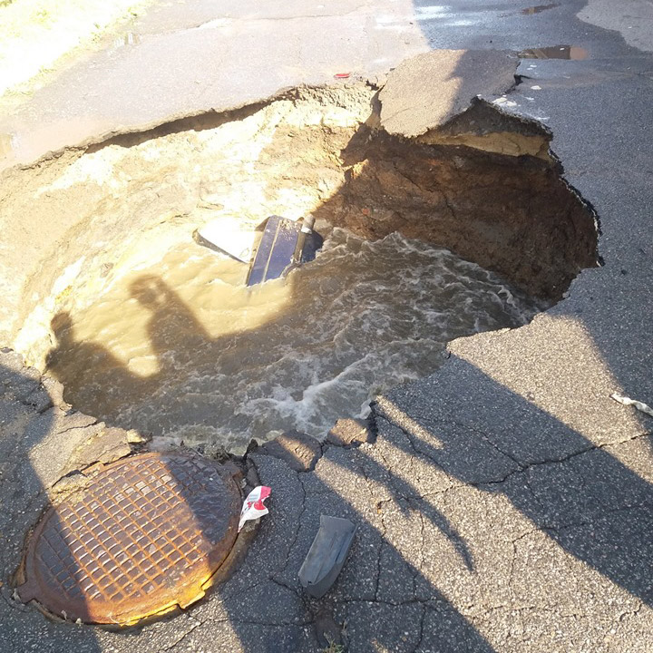Провалившийся под землю автомобиль: появились новые фото