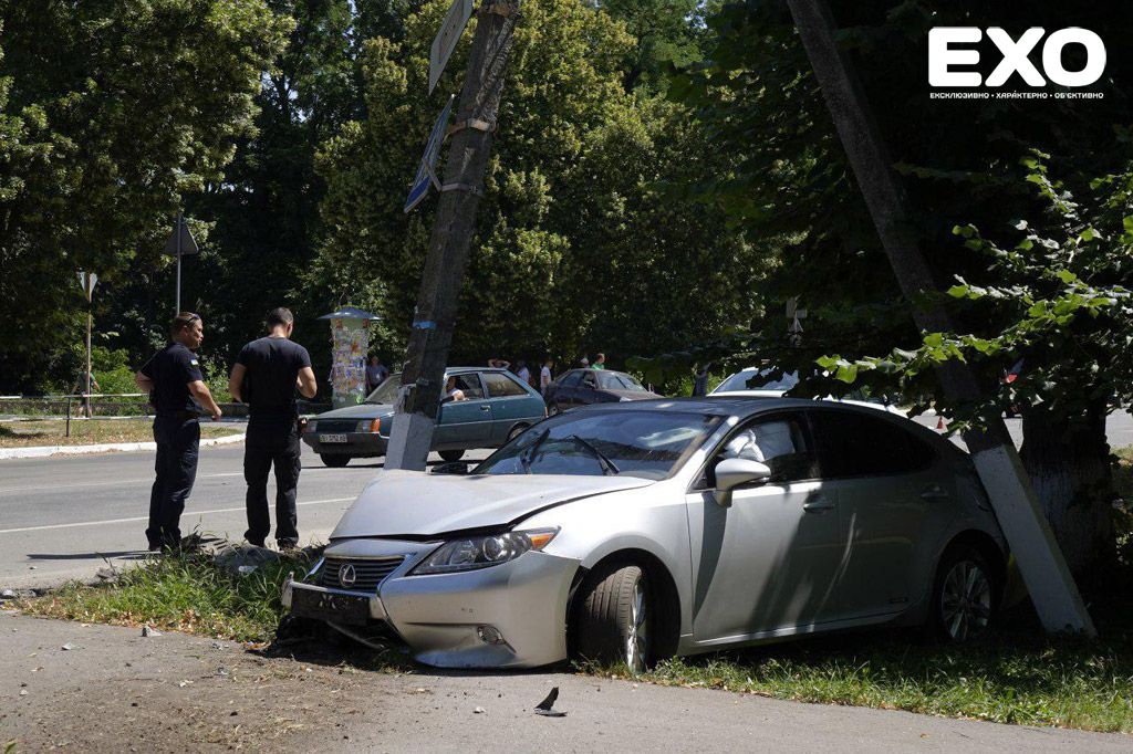 На Полтавщине Lexus протаранил электроопору (фото)