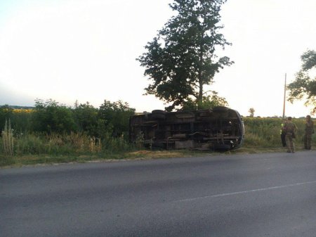 На Полтавщине ГАЗель столкнулась с грузовиком и перевернулась (фото)