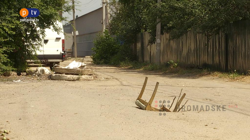 В Полтаве провал асфальта "пометили" стулом (фото)