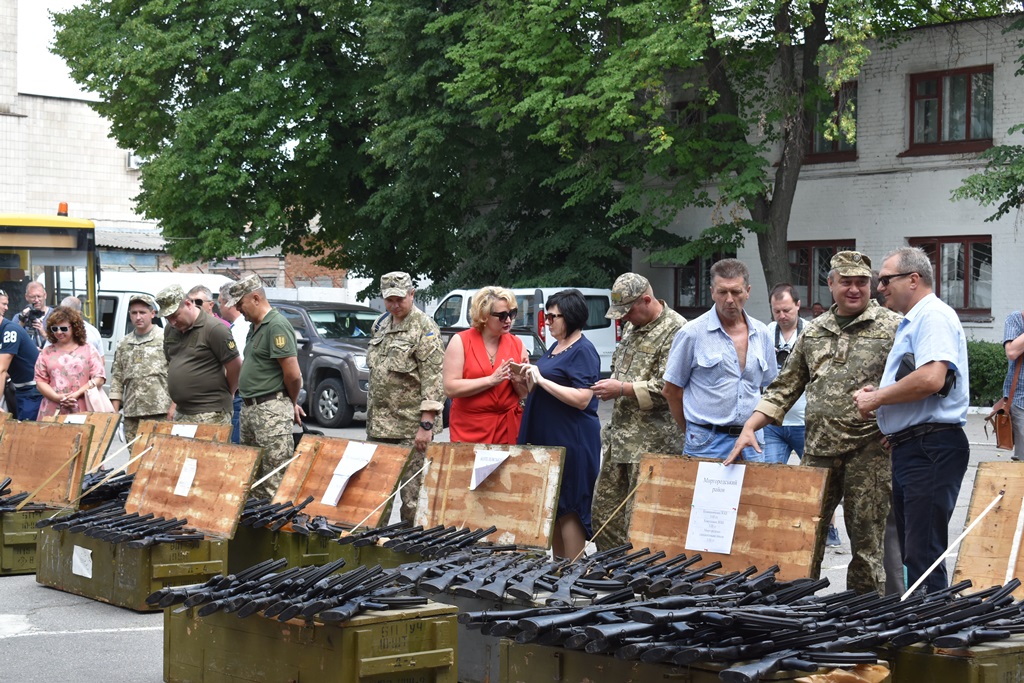 На Полтавщине 30 школ получили автоматы и пистолеты (фото)