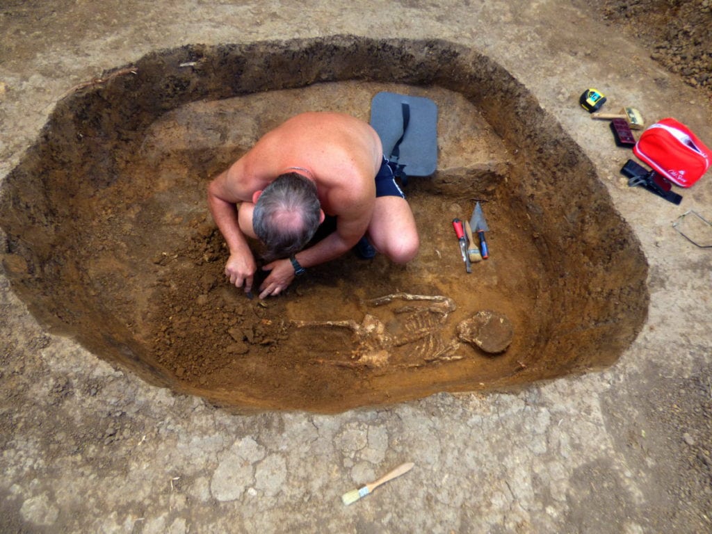 Древние украшения и редкая ракушка: что в июне нашли археологи на Полтавщине (фото)