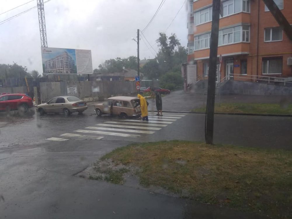 В Полтаве автомобиль провалился в яму (фото)