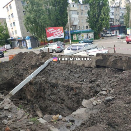 В Кременчуге столб рухнул на автомобиль (фото)