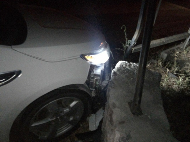 Кременчужанка на Chevrolet Volt врезалась в забор (фото)