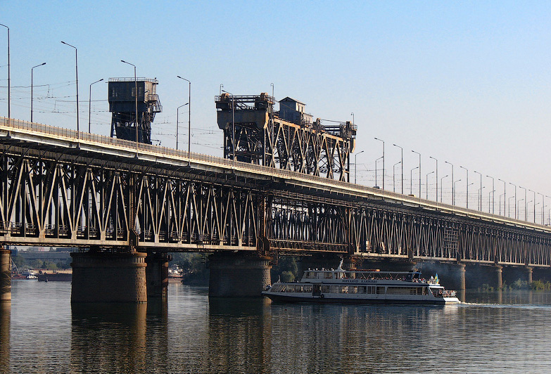 Патрульные спасли жизнь девушке, которая хотела прыгнуть с моста в Днепр