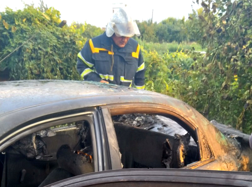 В Миргороде горел автомобиль (фото)