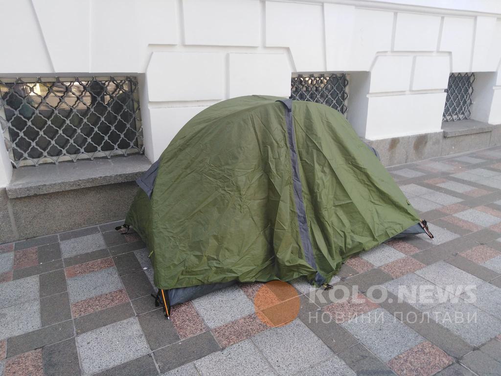 Полтавчанин установил палатку под стенами горсовета и объявил голодовку