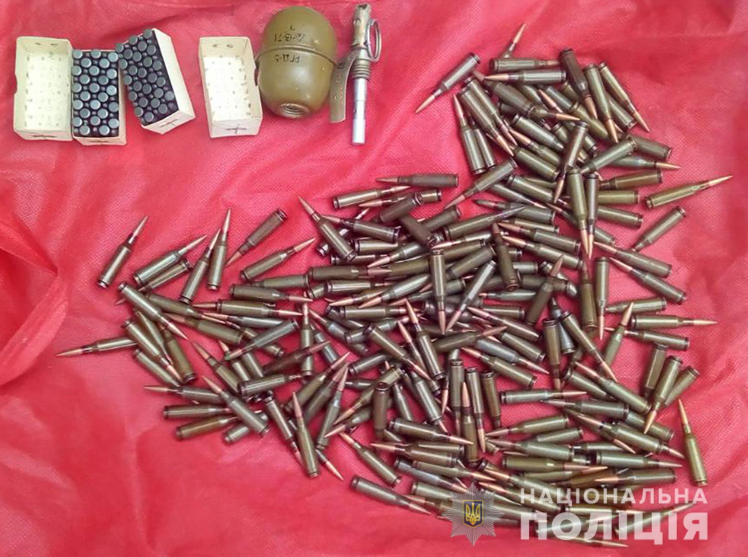 На Полтавщине мужчина незаконно хранил гранату и сотни патронов (фото)