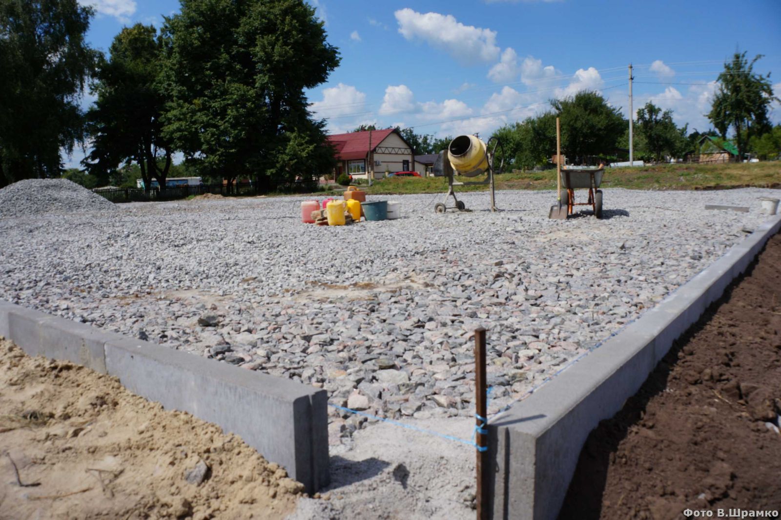В Лохвице строят площадку для мини-футбола (фото)