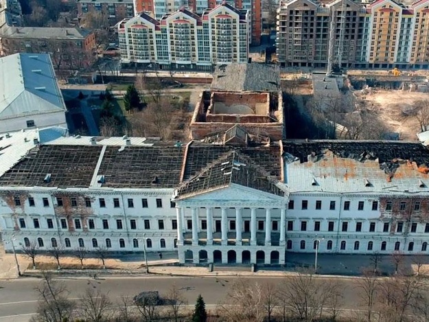 В Полтаве дети ходили по крыше полуразрушенного Кадетского корпуса (видео)