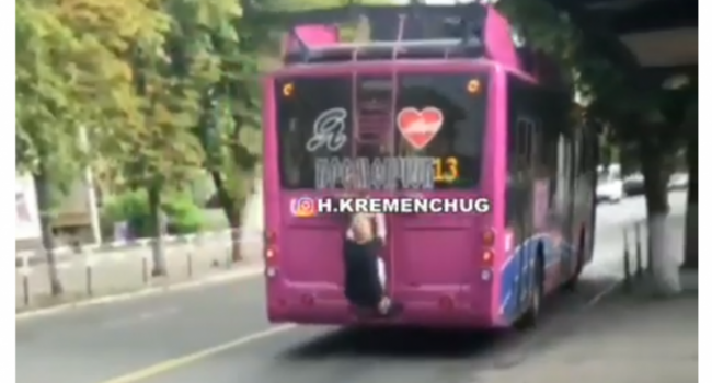 В Кременчуге мужчина ехал, зацепившись за троллейбус (видео)