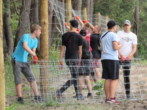 Под Полтавой активисты спилили ограждение для оленей и муфлонов