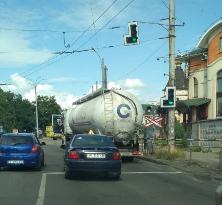 В Кременчуге столкнулись учебная машина и цистерна (фото)