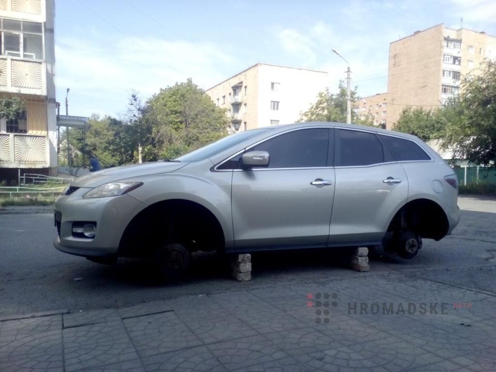 В Полтаве "разули" автомобиль Mazda (фото)