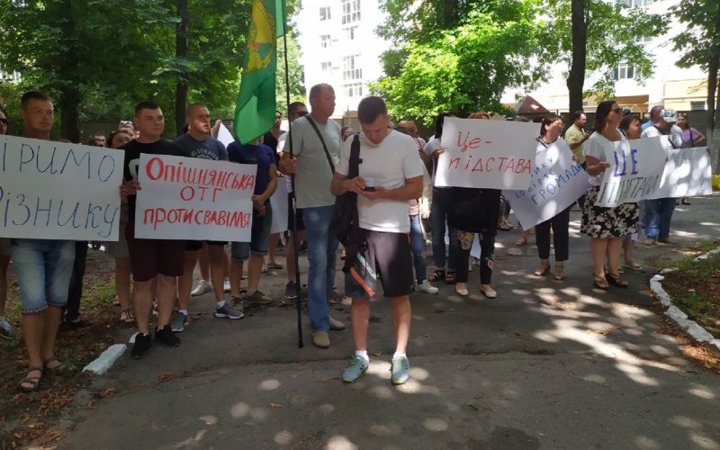 Жители Опошни вышли на акцию протеста против задержания головы громады