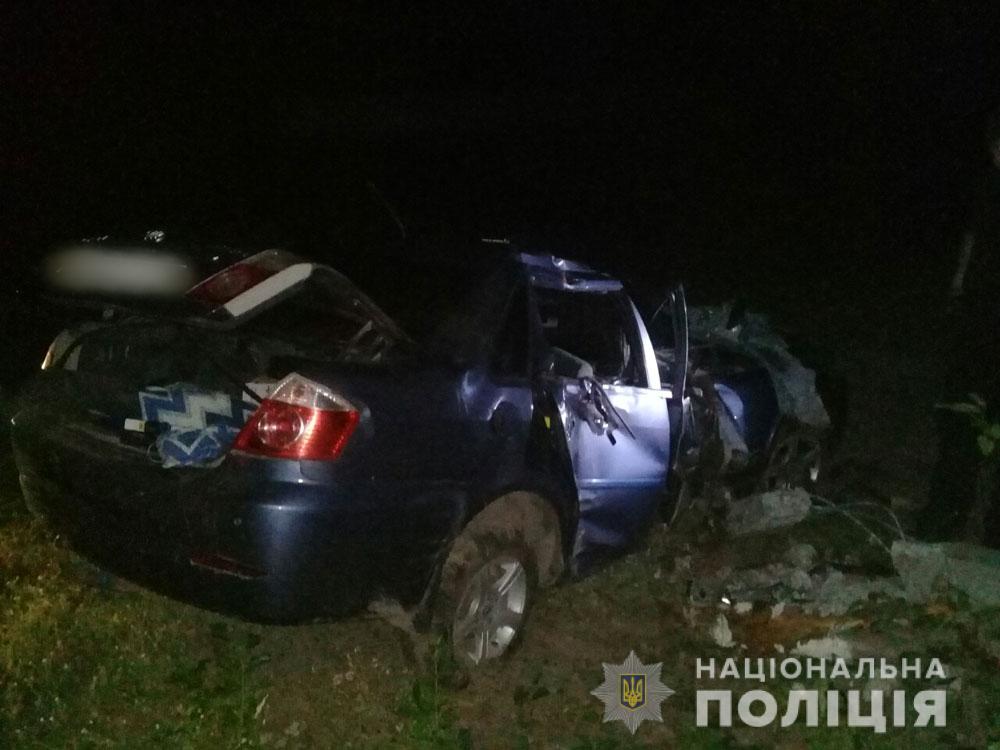 На Полтавщине автомобиль снес столб (фото)