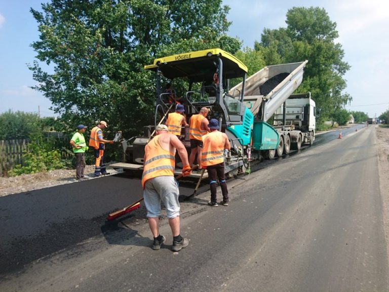 В Миргородском районе восстанавливают дорожное покрытие