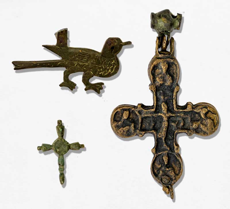 На Полтавщине военный случайно нашел древние кресты (фото)