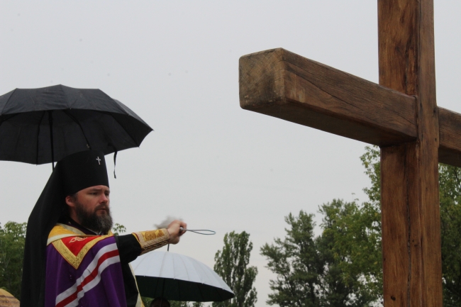 В Полтаве освятили крест на месте будущего храма (фото)