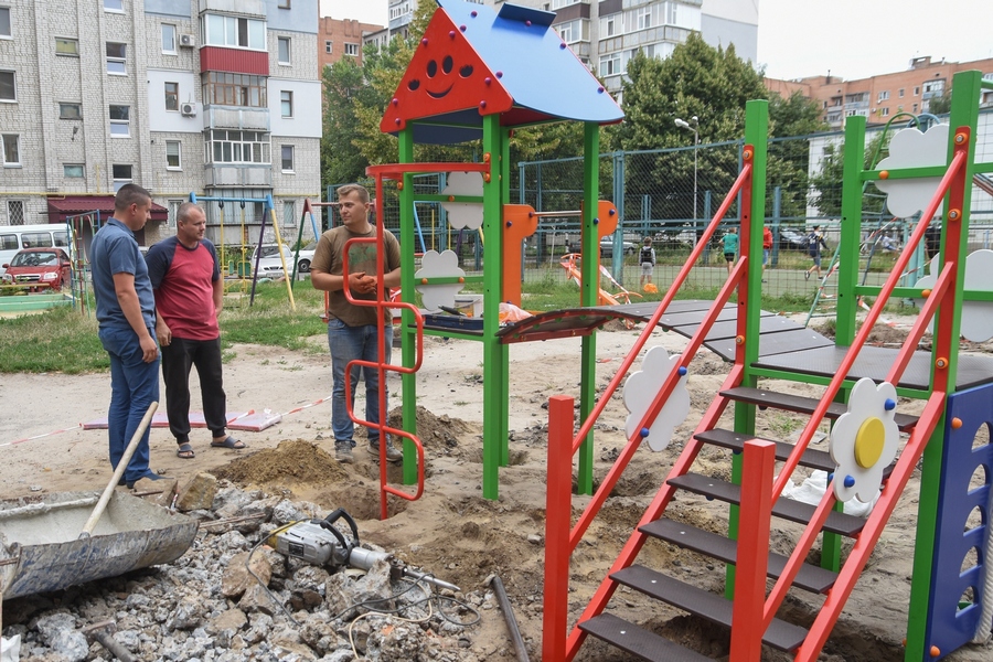 В Полтаве обновляют детские площадки: адреса