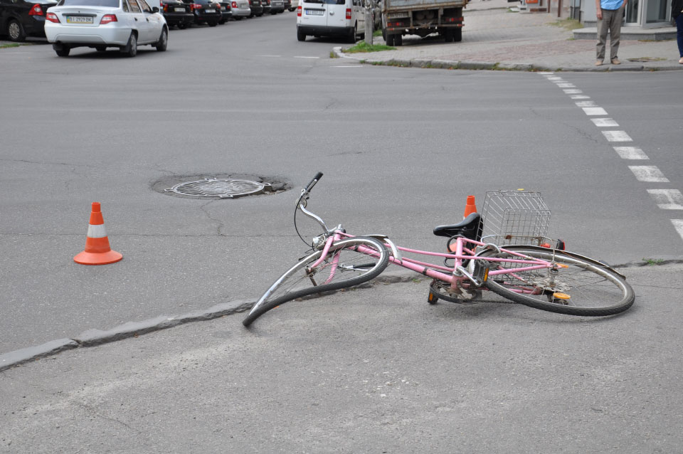 Полиция нашла водителя, который сбил велосипедистку и сбежал