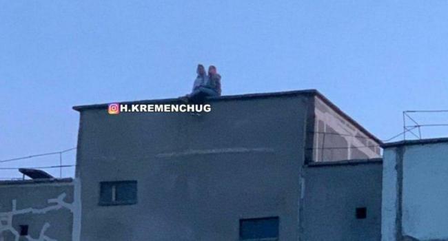 В Кременчуге подростки сидели на крыше многоэтажки (фото)