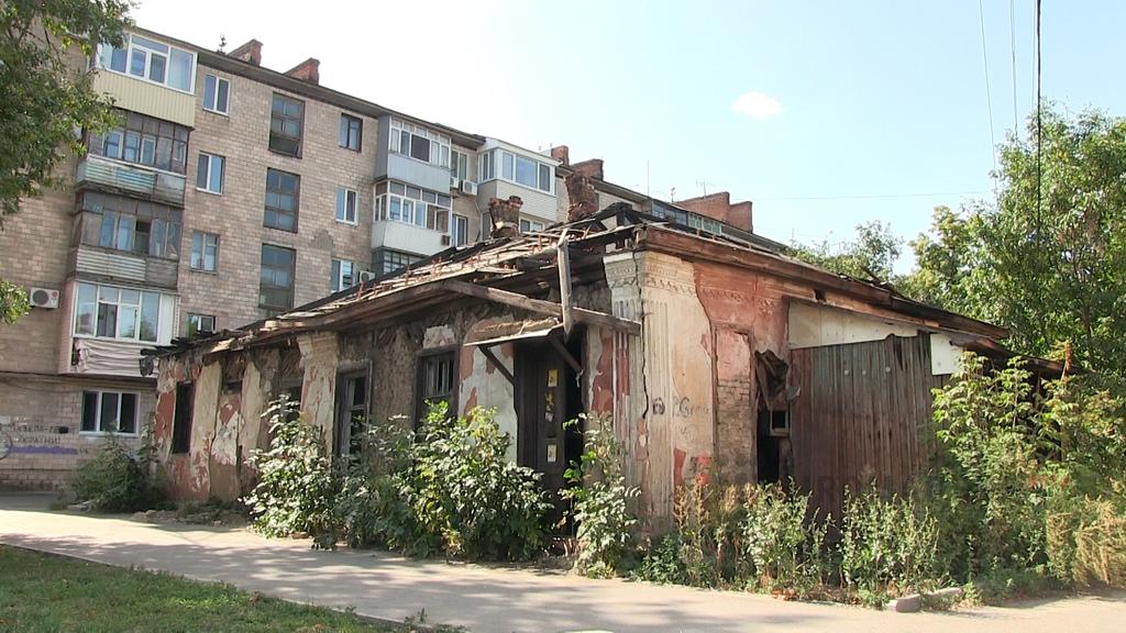 Заброшенный дом в Полтаве усыпан использованными шприцами 