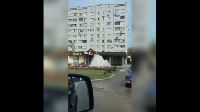 В Кременчуге забил огромный "гейзер" (фото, видео)