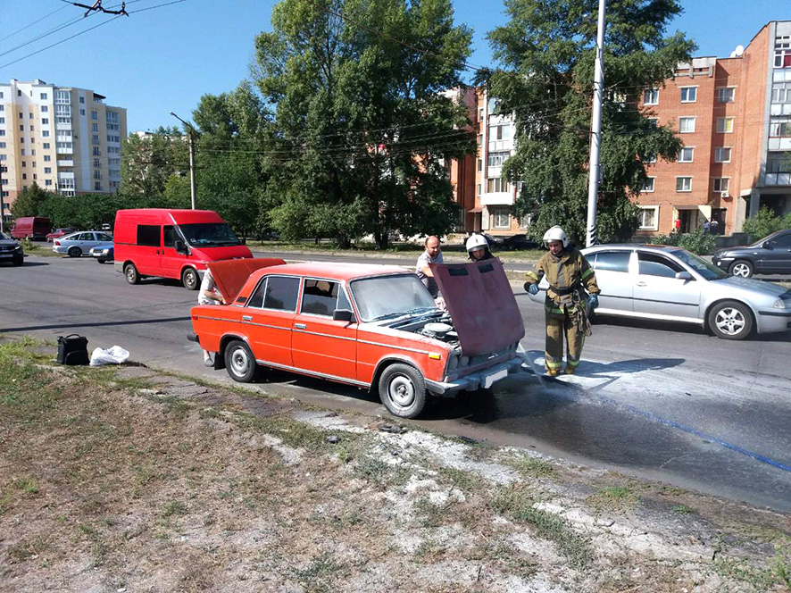 В Полтаве загорелся автомобиль (фото)