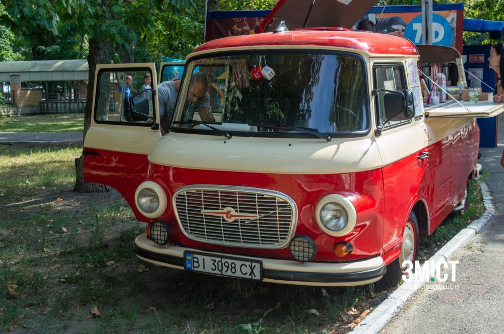 В полтавском парке появился передвижной фургончик с мороженым (фото)