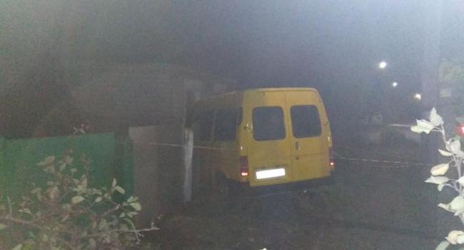 Погоня в Кременчуге: разбитые патрульные машины, микроавтобус врезался в забор дома