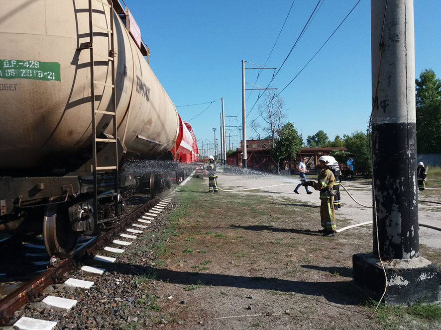 В Полтаве "тушили" цистерну с бензином на железной дороге (фото)