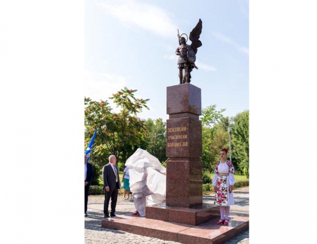 В Горишних Плавнях появилась статуя архангела Михаила с мечом (фото)
