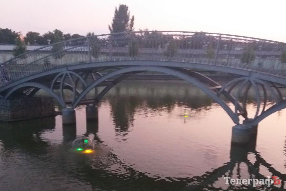 В Кременчуге в озере появились цветные фонтанчики (фото)