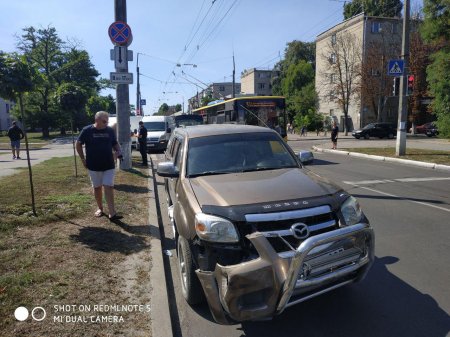 В Кременчуге грузовой фургон столкнулся с внедорожником (фото)