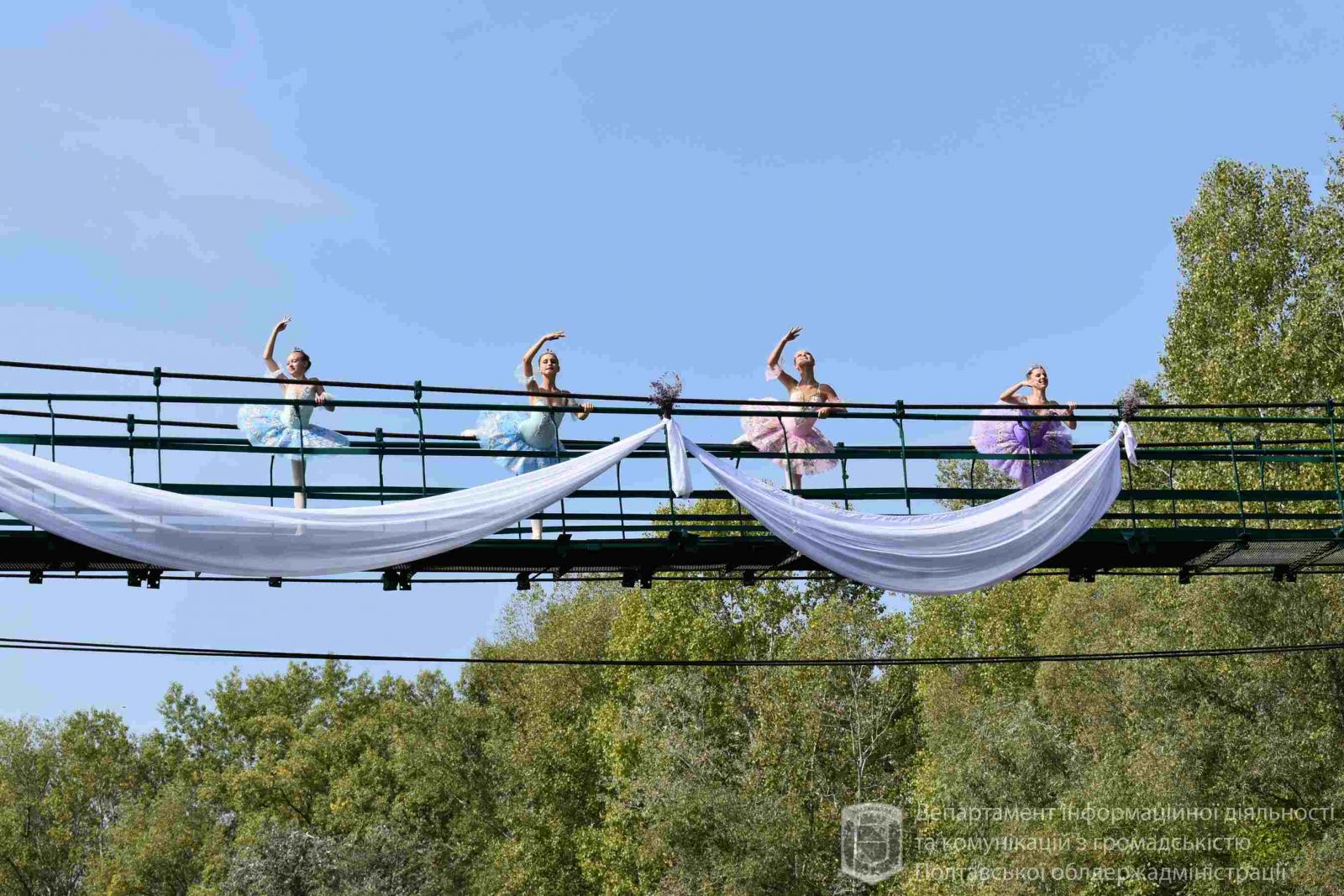 На Полтавщине балерины танцевали на подвесном мосту (фото)