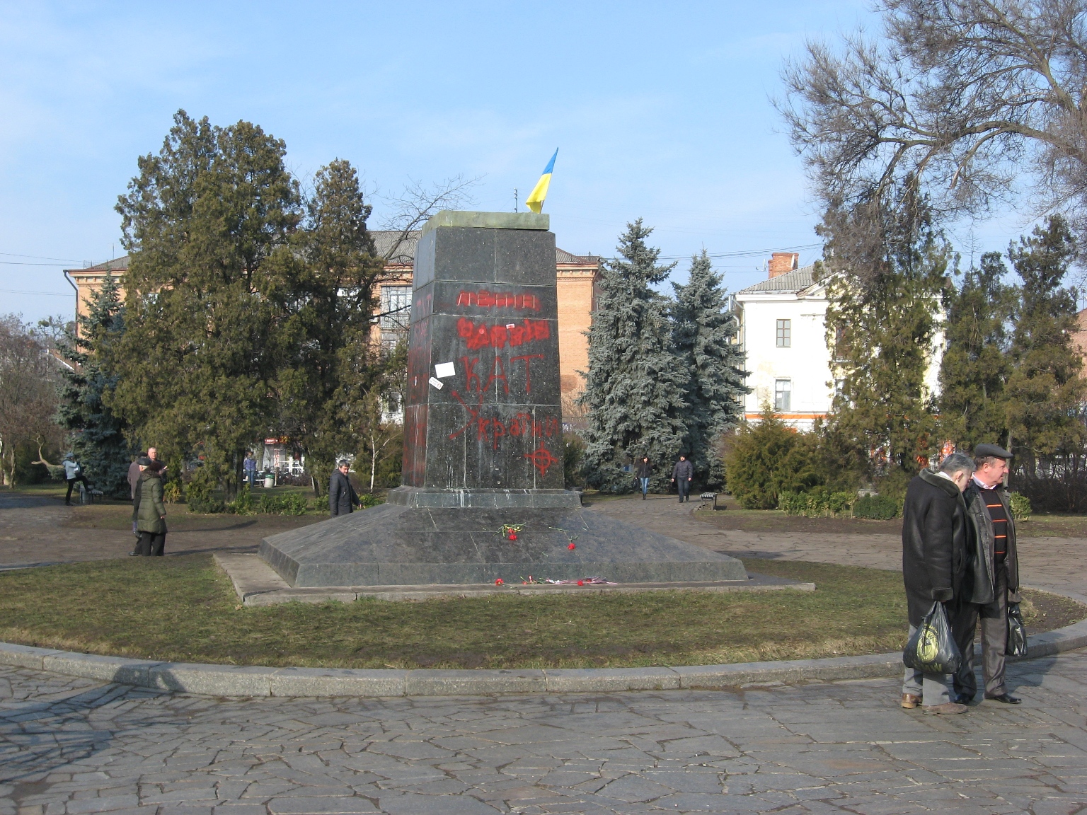 Полтавчане просят привести в порядок площадь с остатками памятника Ленину